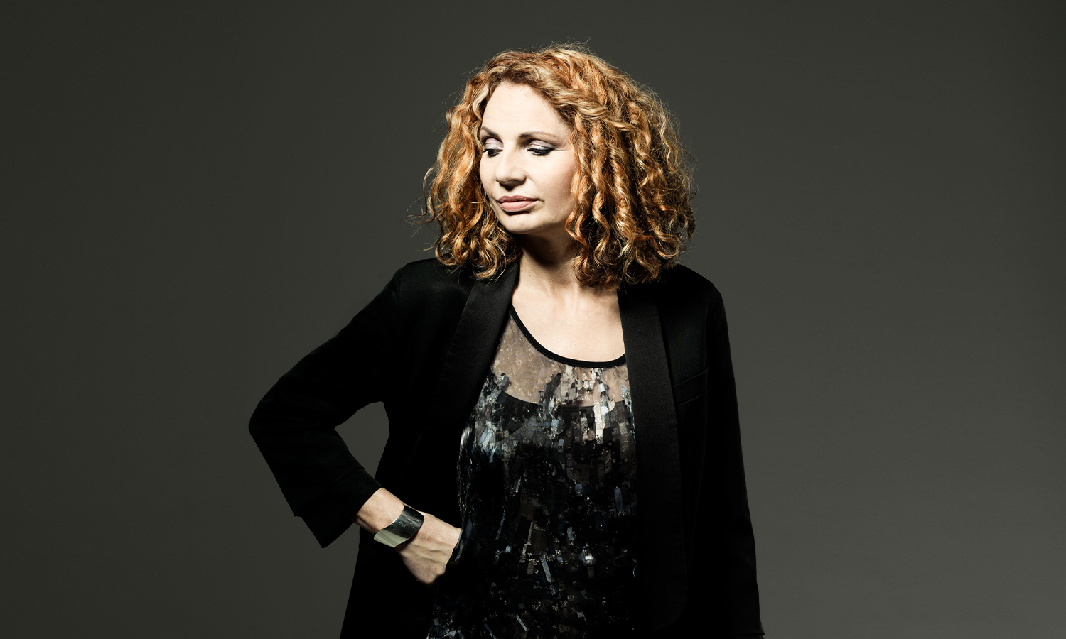 A portrait photo of Joanna MacGregor